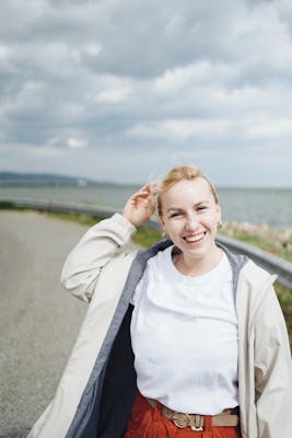 Laura, 24