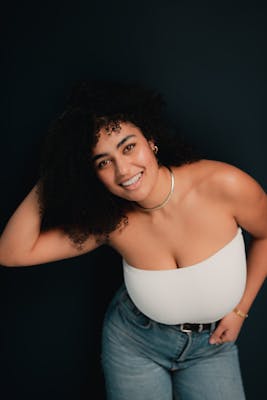 Laura, 24