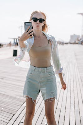 Laura, 24